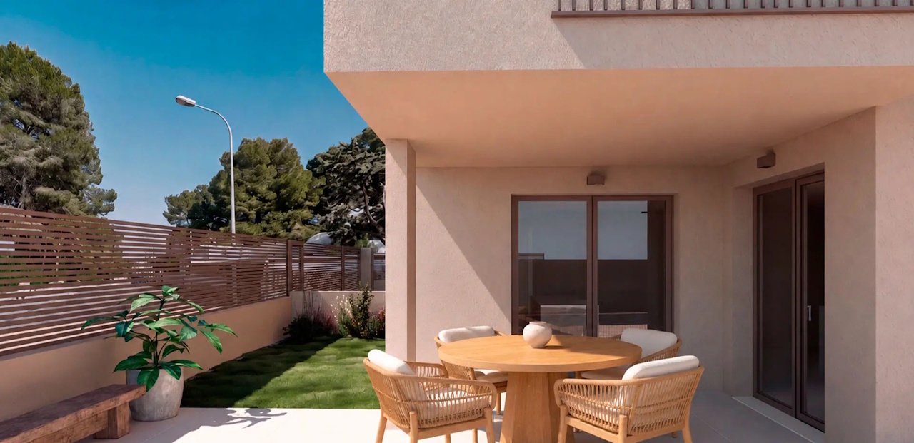 Maisonette-Wohnung mit 2 Schlafzimmern, 2 Bädern, Gäste-WC, Dachterrasse, Klimaanlage, Kfz-Stellplatz und Gemeinschaftspool nur 750 m vom Strand