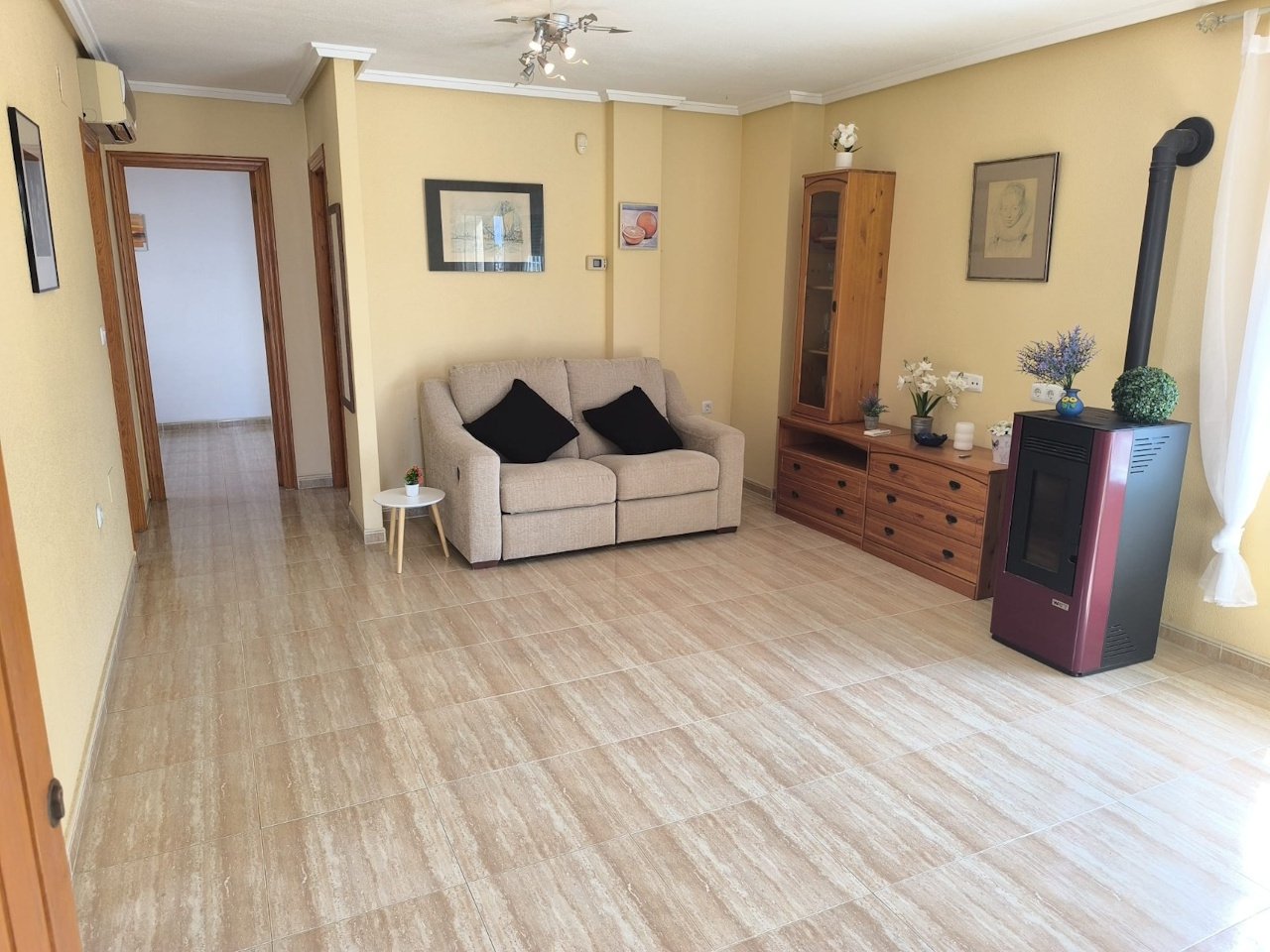 Charmante Villa mit 3 Schlafzimmern, 2 Bädern, Kfz-Stellplatz und Gemeinschaftspool in der Urbanisation La Marina