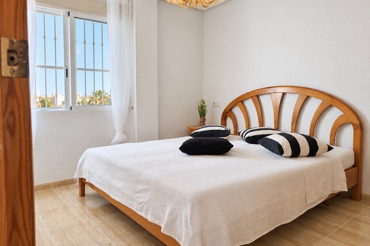 Charmante Villa mit 3 Schlafzimmern, 2 Bädern, Kfz-Stellplatz und Gemeinschaftspool in der Urbanisation La Marina