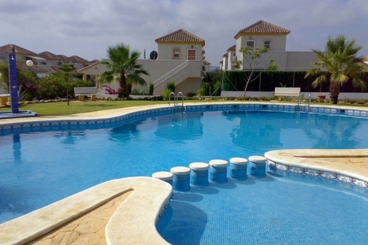 Charmante Villa mit 3 Schlafzimmern, 2 Bädern, Kfz-Stellplatz und Gemeinschaftspool in der Urbanisation La Marina