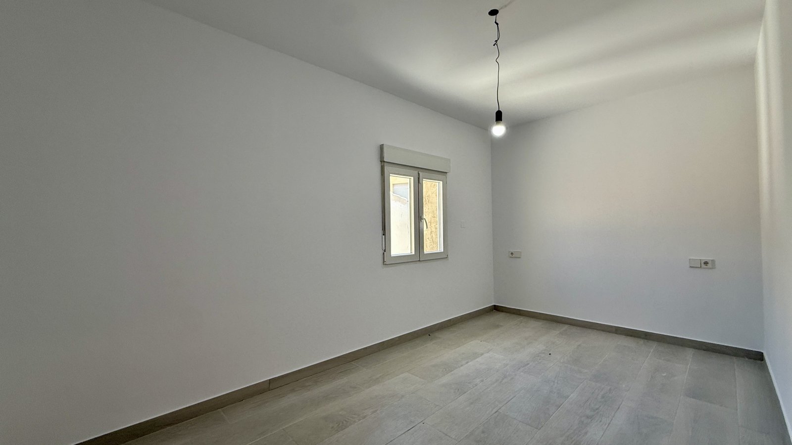 Großzügiges Stadthaus mit 4 Schlafzimmern, großer Garage und Dachterrasse in Oliva
