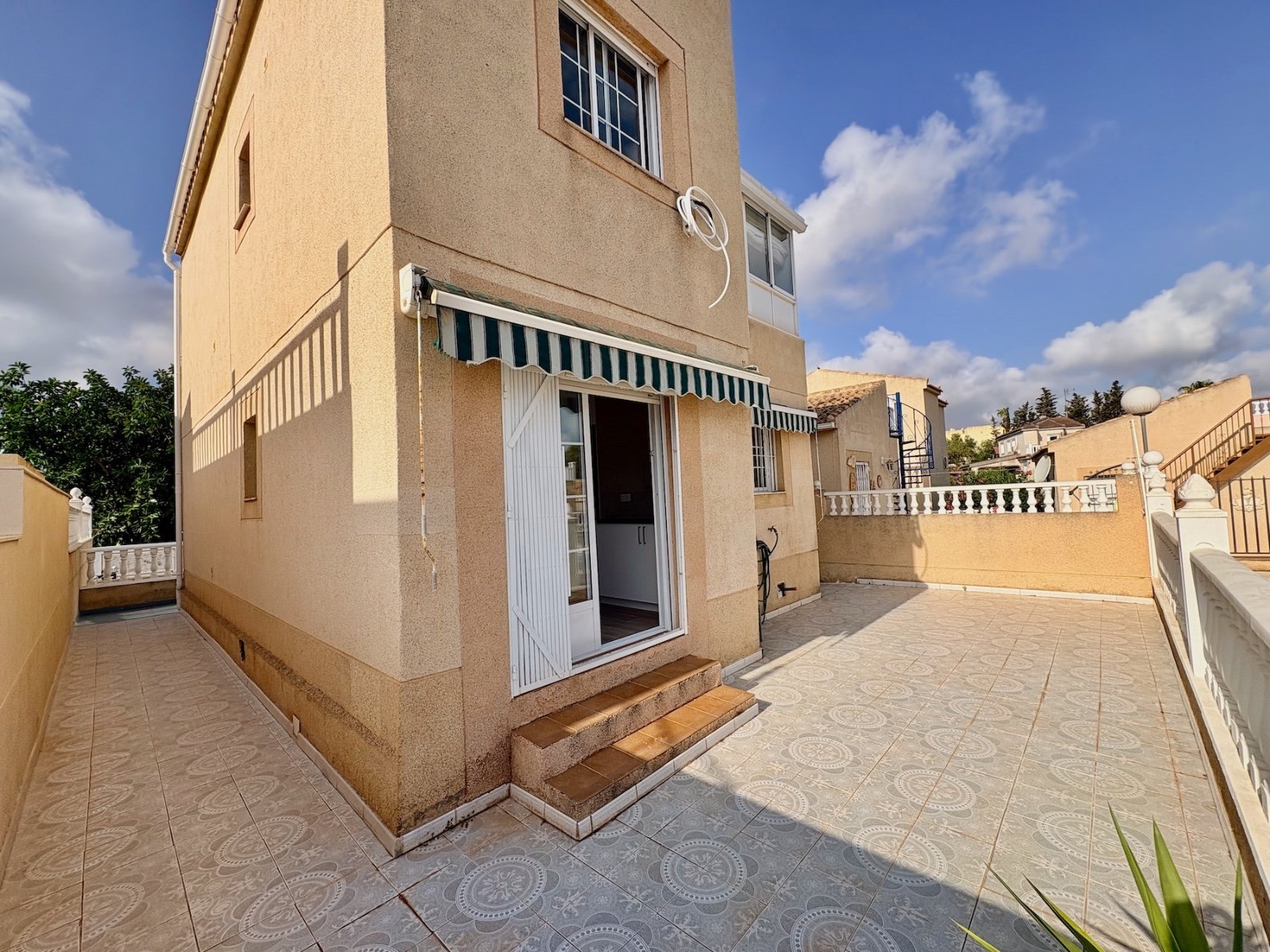 Villa mit 4 Schlafzimmern, 2 Bädern und Gemeinschaftspool