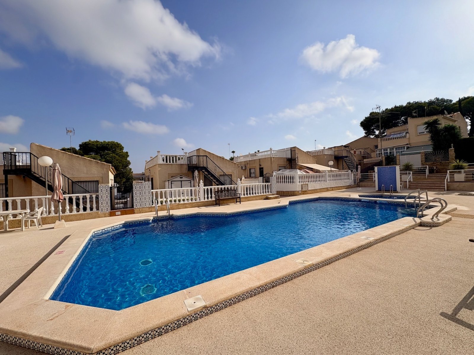 Villa mit 4 Schlafzimmern, 2 Bädern und Gemeinschaftspool