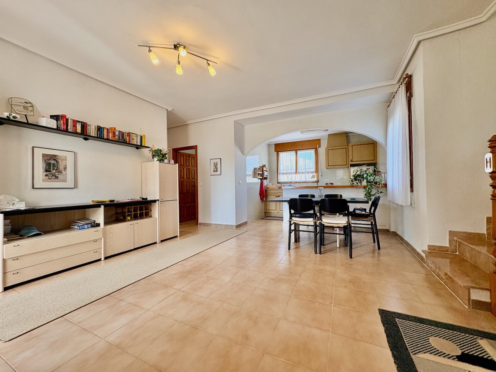Freistehende Villa mit 3 Schlafzimmern, 2 Bädern, Dachterrasse und Garage