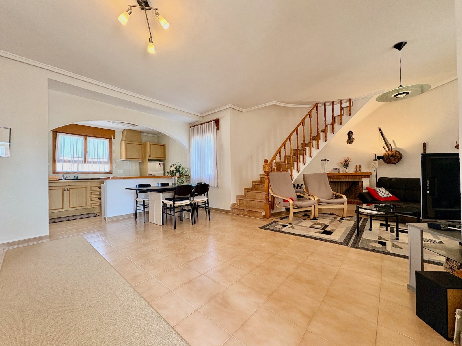 Freistehende Villa mit 3 Schlafzimmern, 2 Bädern, Dachterrasse und Garage