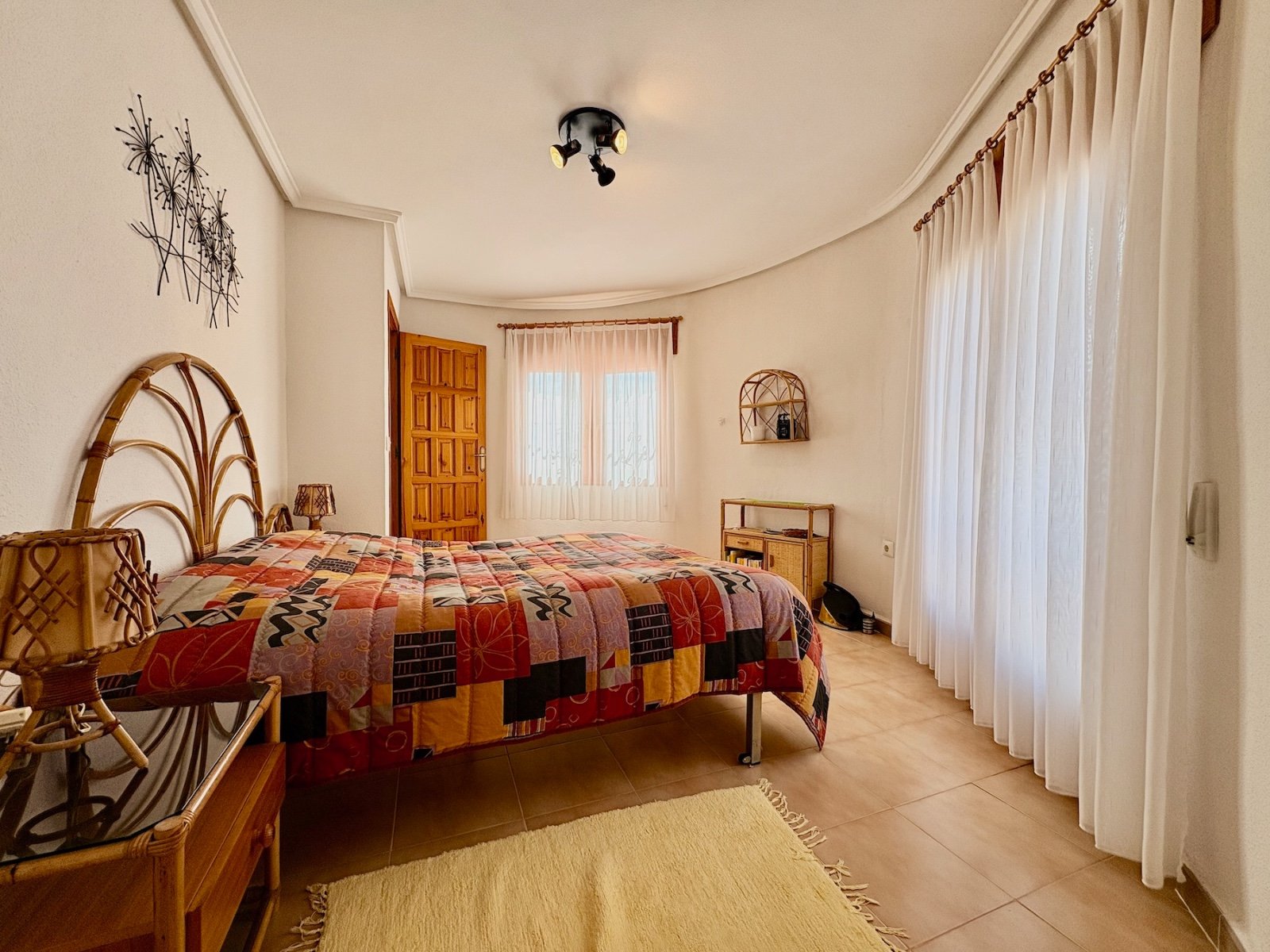 Freistehende Villa mit 3 Schlafzimmern, 2 Bädern, Dachterrasse und Garage