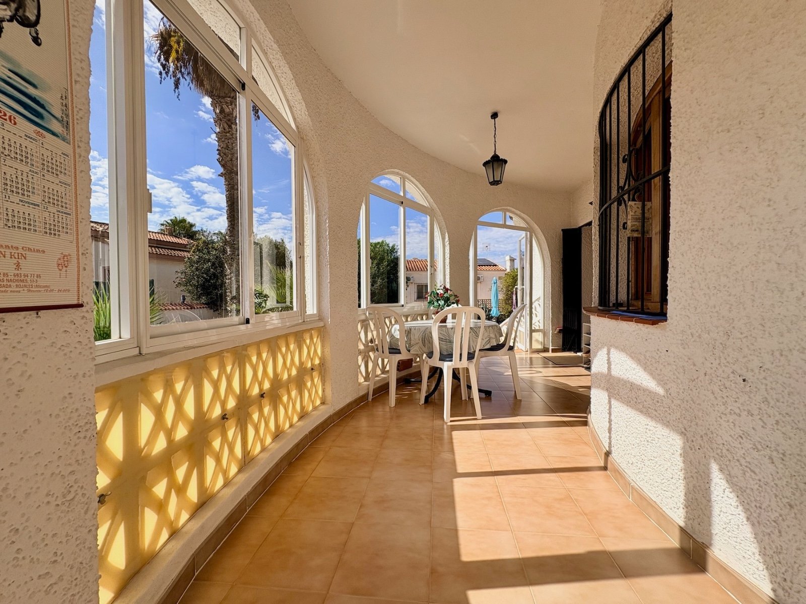 Freistehende Villa mit 3 Schlafzimmern, 2 Bädern, Dachterrasse und Garage