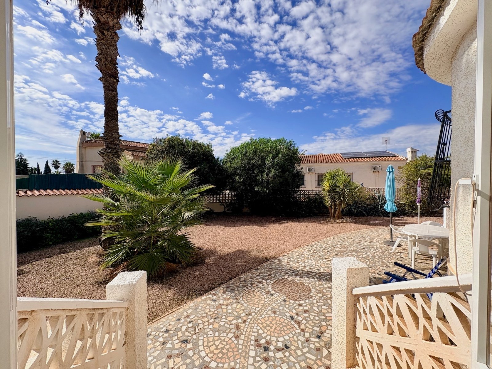Freistehende Villa mit 3 Schlafzimmern, 2 Bädern, Dachterrasse und Garage