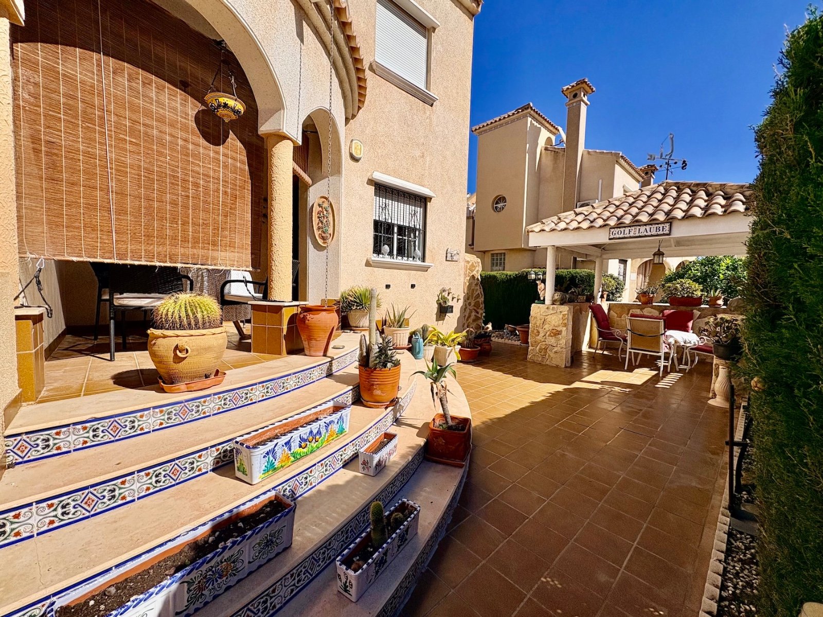 Reihenhaus mit 3 Schlafzimmern, Turmzimmer, eigenem Garten und Dachterrasse in Playa Flamenca nur wenige Minuten vom Strand