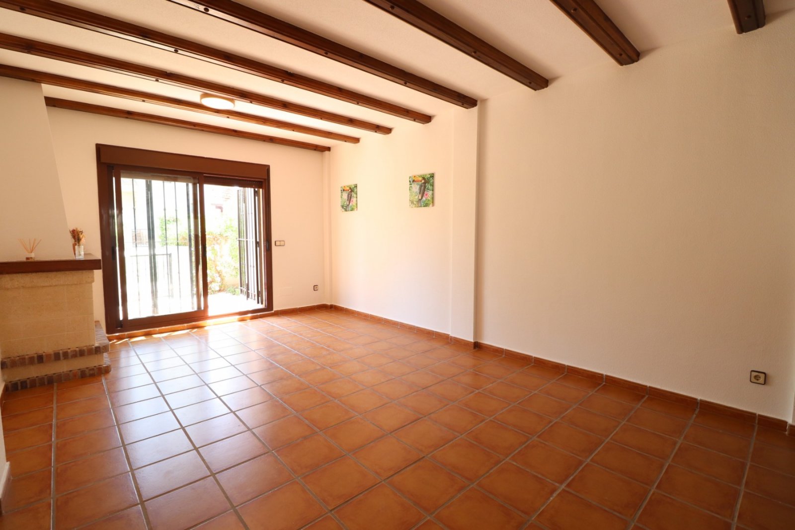 Semi-detached villa with 3 bedrooms, 2 bathrooms and communal pool on La Finca Golf Resort