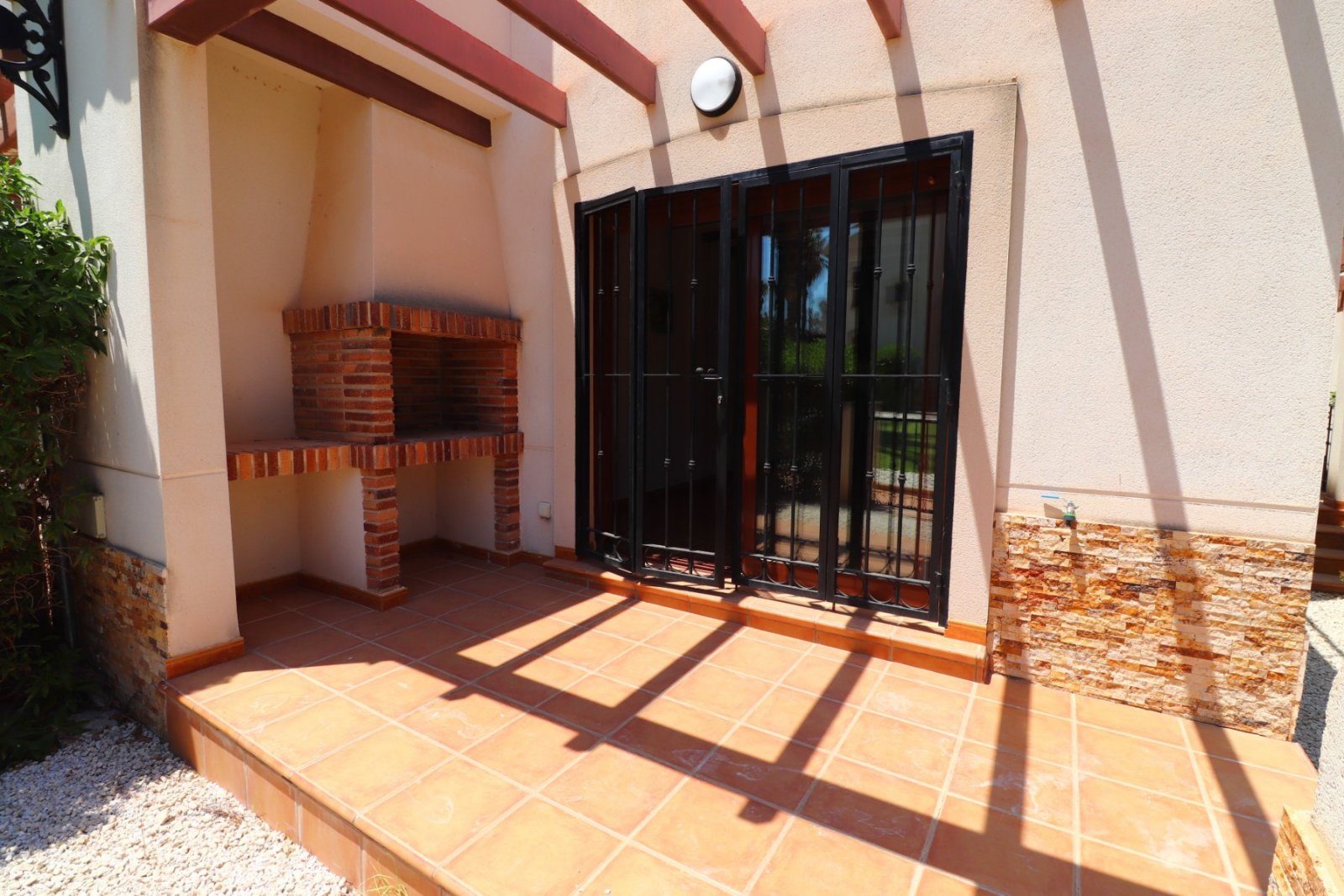 Semi-detached villa with 3 bedrooms, 2 bathrooms and communal pool on La Finca Golf Resort