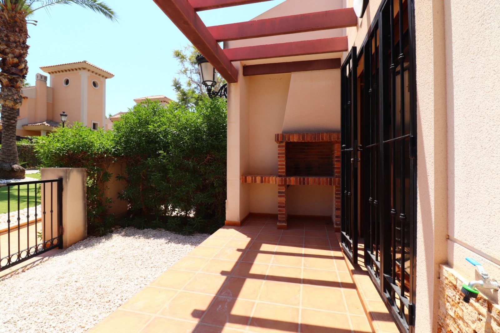 Semi-detached villa with 3 bedrooms, 2 bathrooms and communal pool on La Finca Golf Resort
