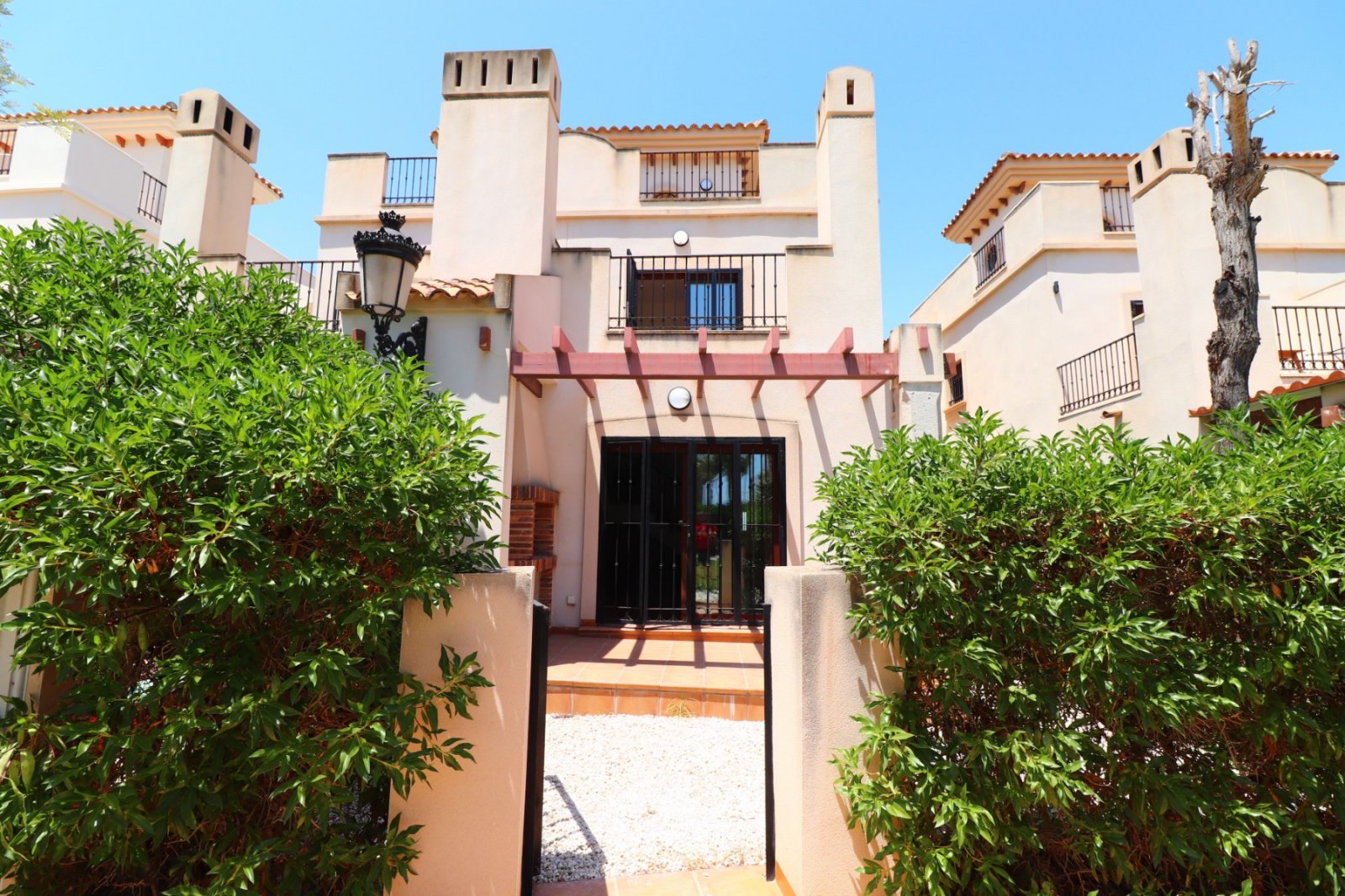 Semi-detached villa with 3 bedrooms, 2 bathrooms and communal pool on La Finca Golf Resort
