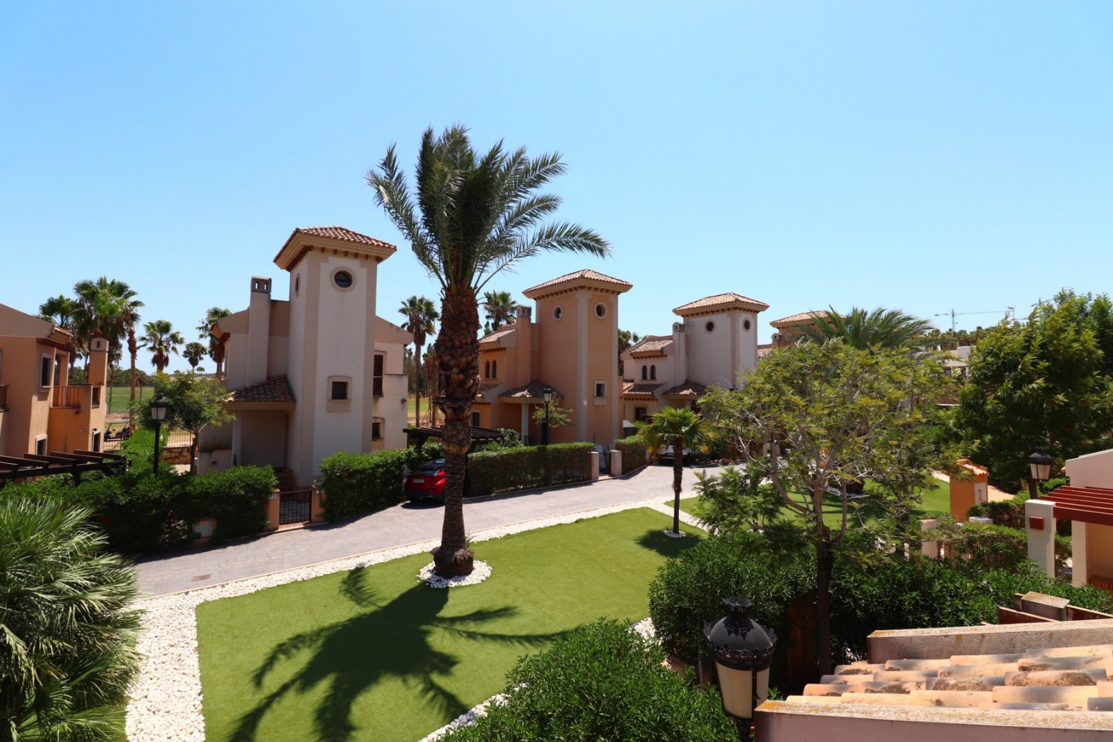 Semi-detached villa with 3 bedrooms, 2 bathrooms and communal pool on La Finca Golf Resort