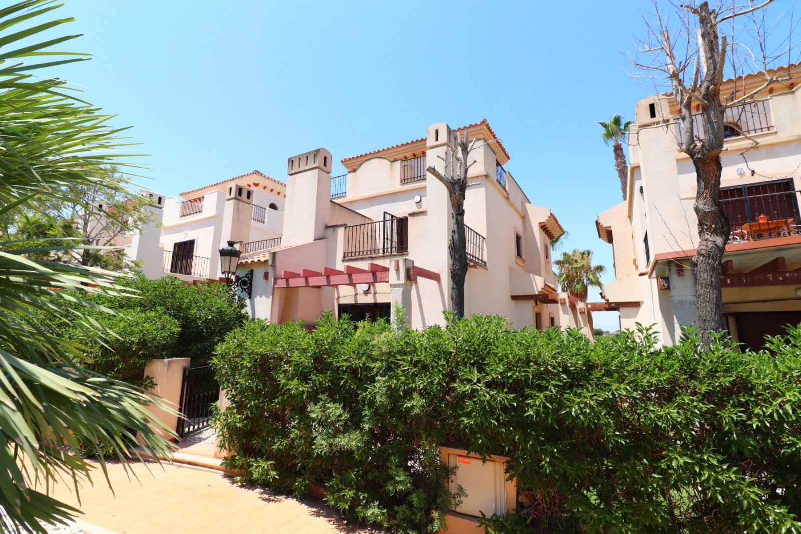 Semi-detached villa with 3 bedrooms, 2 bathrooms and communal pool on La Finca Golf Resort
