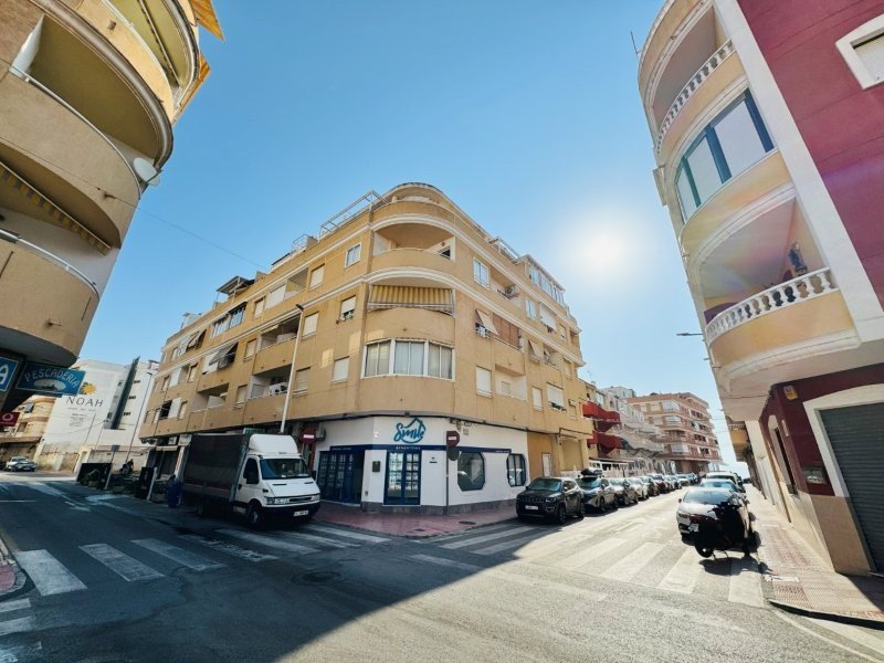 Apartment with 2 bedrooms and 1 bathroom in the heart of La Mata just 100 m from the beach