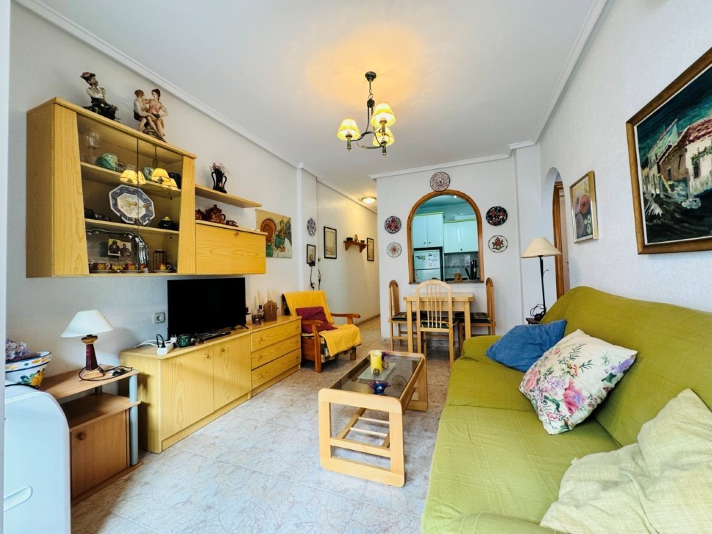 Apartment with 2 bedrooms, 1 bathroom, shared roof terrace and shared pool just 200 metres from the beach