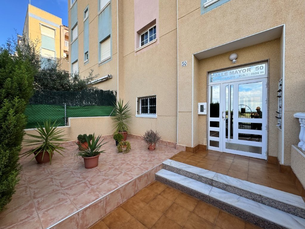 Apartment with 2 bedrooms, 1 bathroom, shared roof terrace and shared pool just 200 metres from the beach