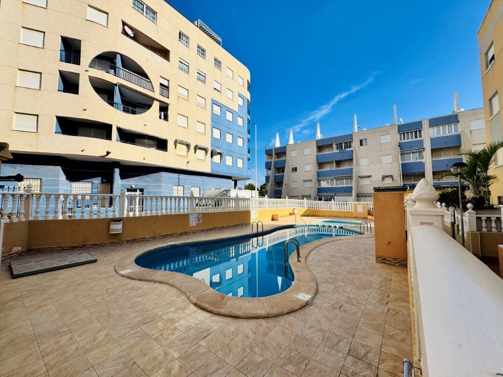 Apartment with 2 bedrooms, 1 bathroom, shared roof terrace and shared pool just 200 metres from the beach