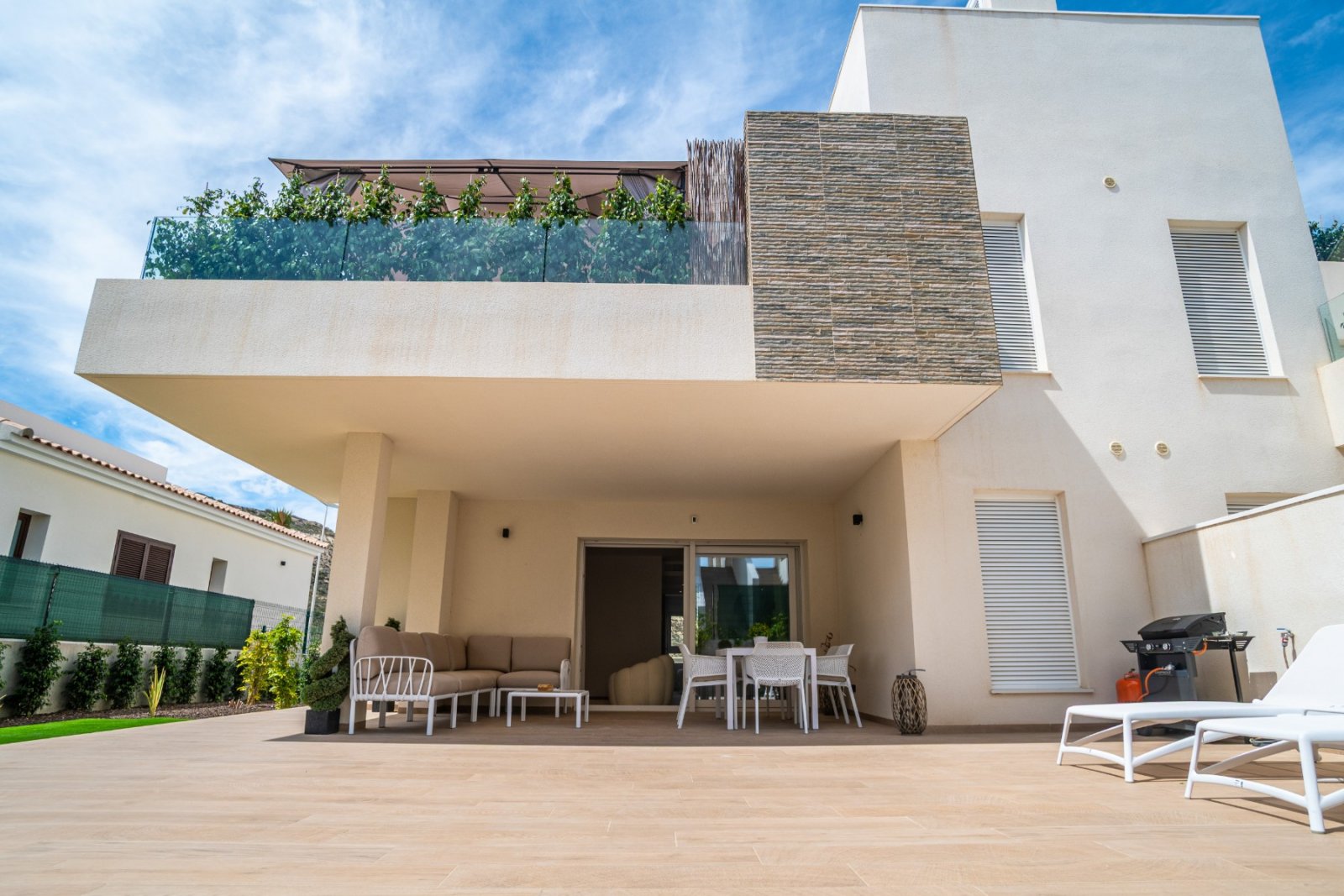 Luxury ground floor flat with 3 bedrooms, 2 bathrooms, underground parking space and communal pool at La Finca Golf Resort