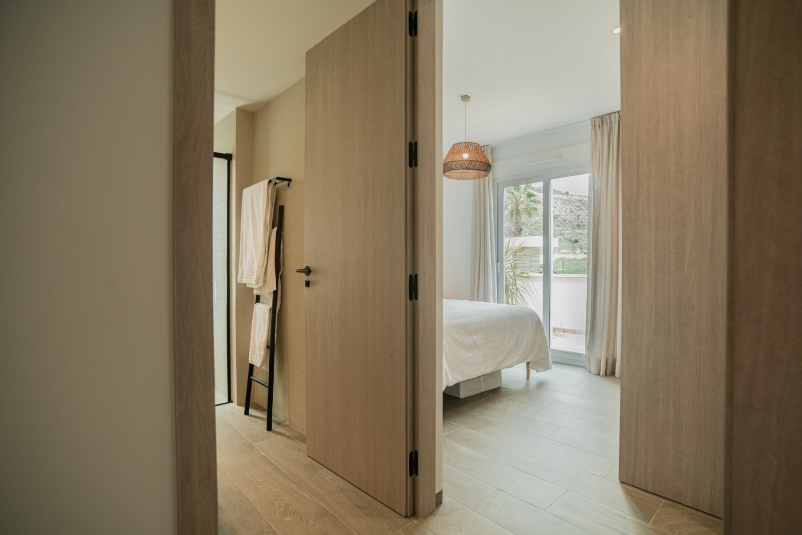 Luxury ground floor flat with 3 bedrooms, 2 bathrooms, underground parking space and communal pool at La Finca Golf Resort