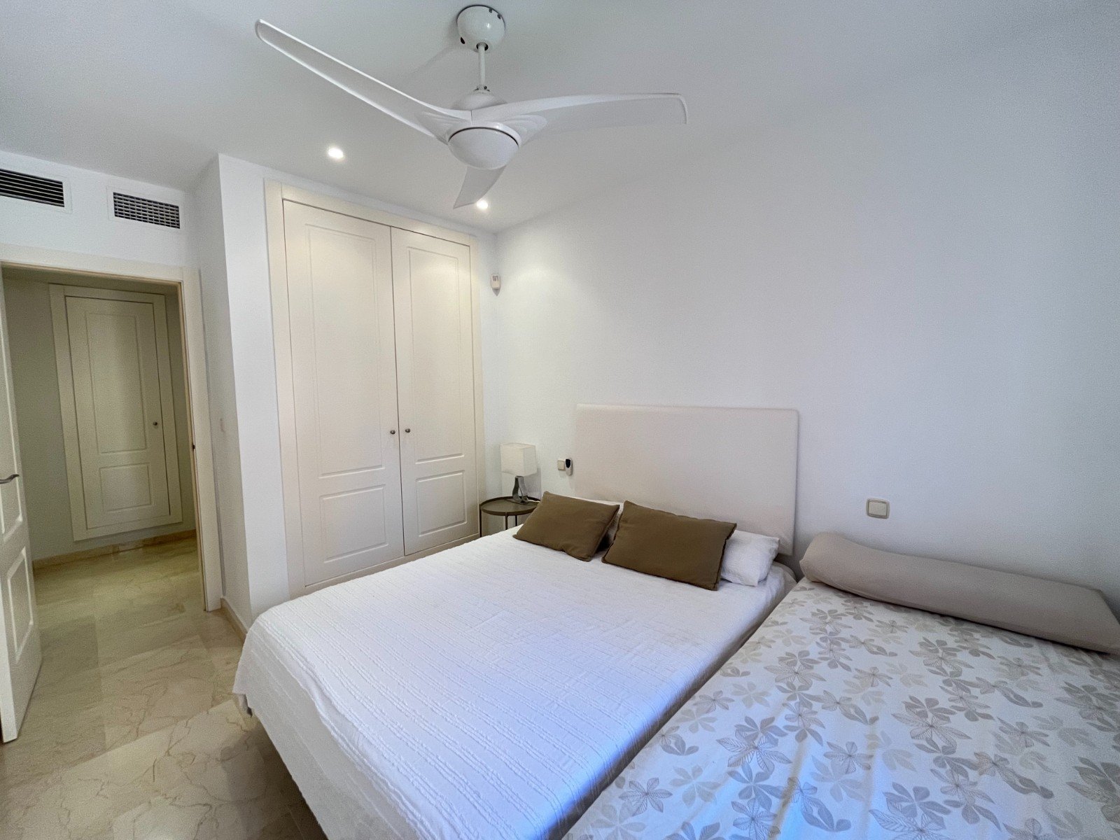 Modern apartment close to the beach with 2 bedrooms, 2 bathrooms, 2 terraces, underground parking space and communal pool