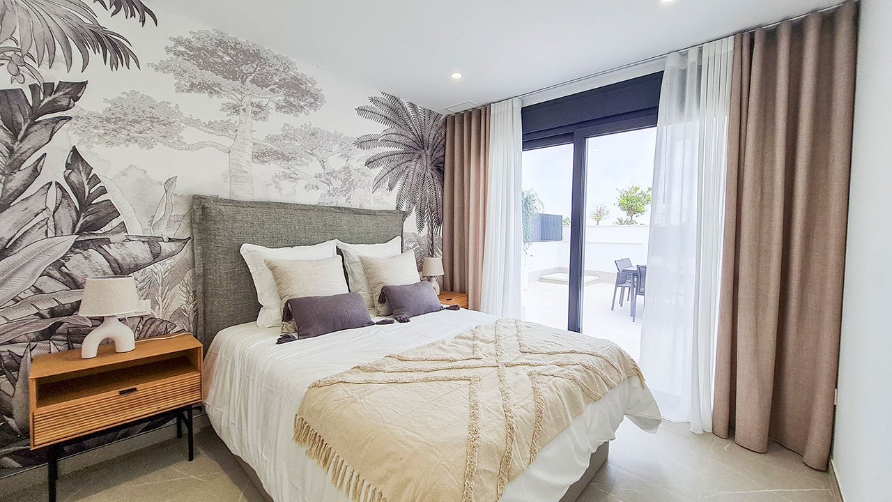 Villas with 3 bedrooms, 3 bathrooms, guest toilet, basement, roof terrace, fitted kitchens with white goods, private parking and private pool