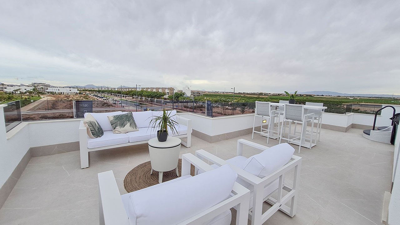 Villas with 3 bedrooms, 3 bathrooms, guest toilet, basement, roof terrace, fitted kitchens with white goods, private parking and private pool