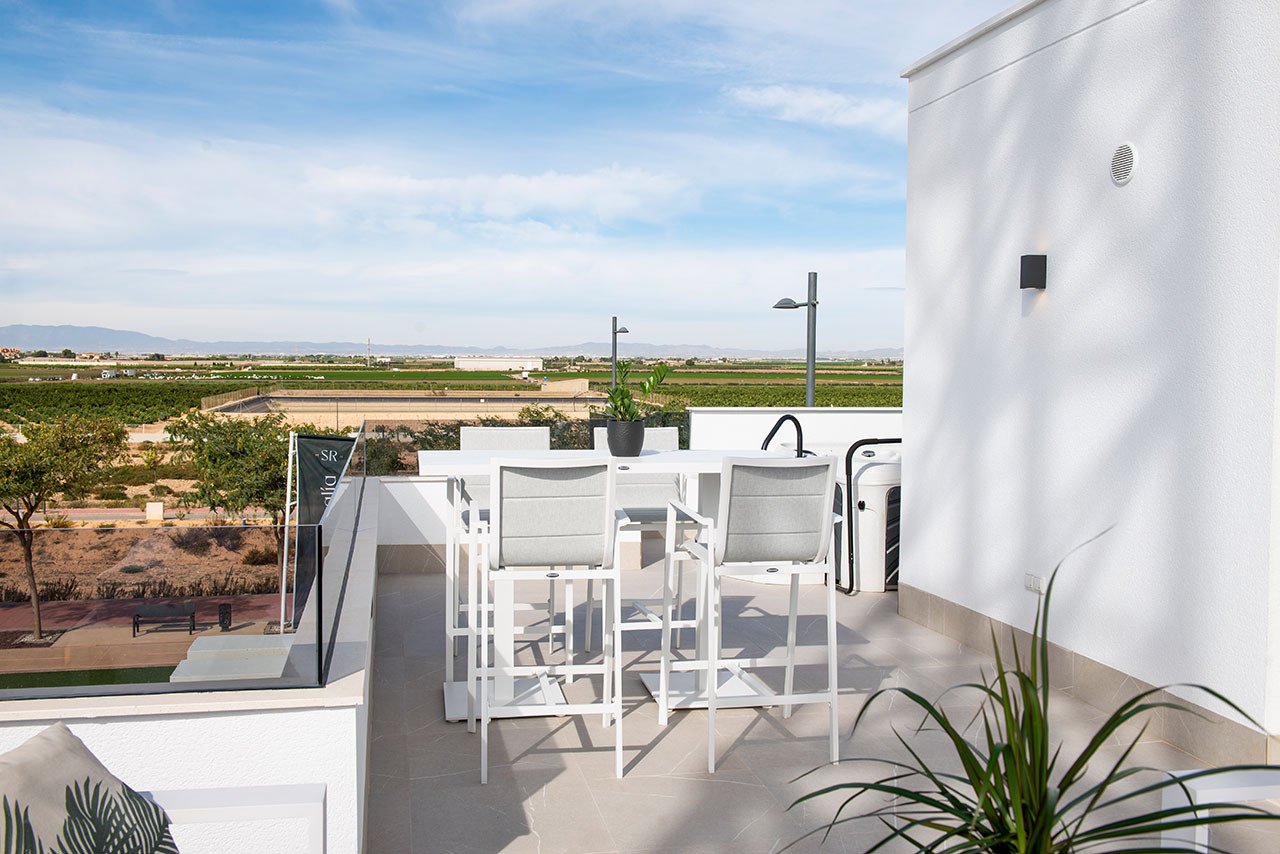 Villas with 3 bedrooms, 3 bathrooms, guest toilet, basement, roof terrace, fitted kitchens with white goods, private parking and private pool