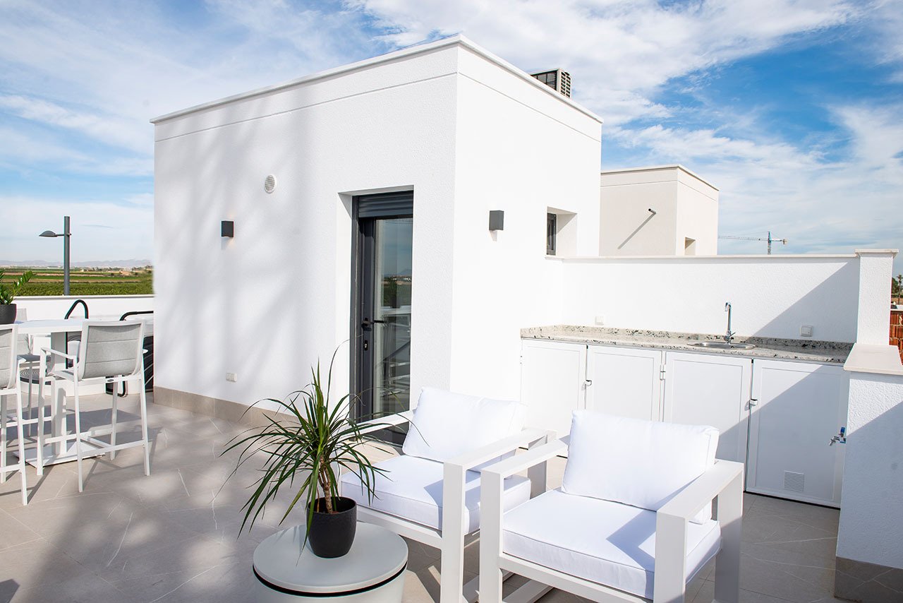 Villas with 3 bedrooms, 3 bathrooms, guest toilet, basement, roof terrace, fitted kitchens with white goods, private parking and private pool