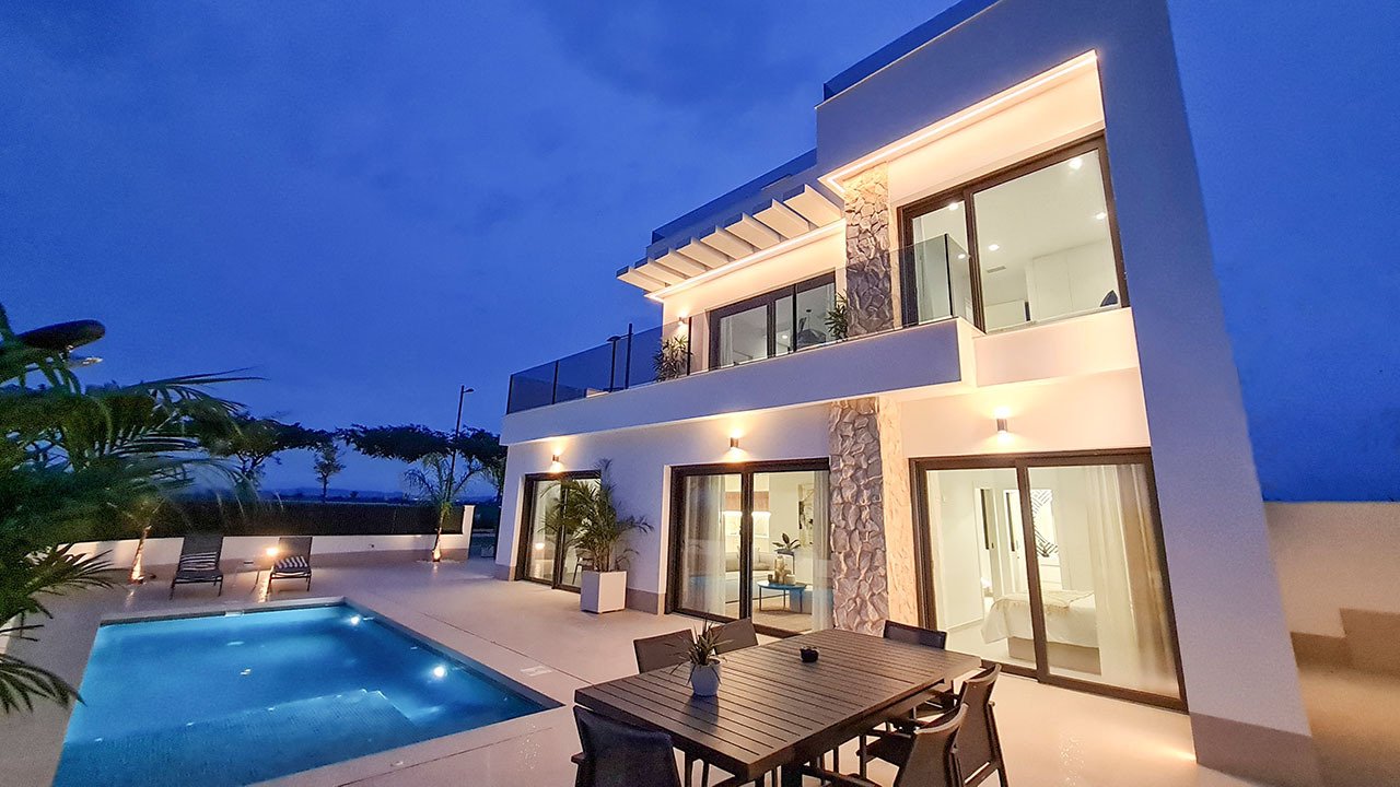 Villas with 3 bedrooms, 3 bathrooms, guest toilet, basement, roof terrace, fitted kitchens with white goods, private parking and private pool