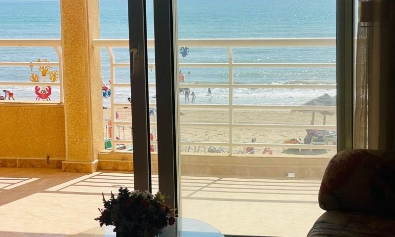 First line apartment with 3 bedrooms and 2 bathrooms on La Mata beach