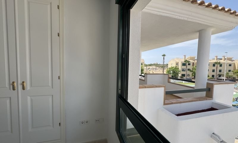 Bright top-floor apartment with 2 bedrooms and 2 bathrooms in an exclusive urbanization