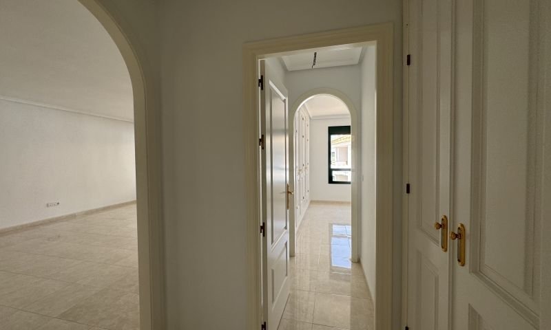 Bright top-floor apartment with 2 bedrooms and 2 bathrooms in an exclusive urbanization