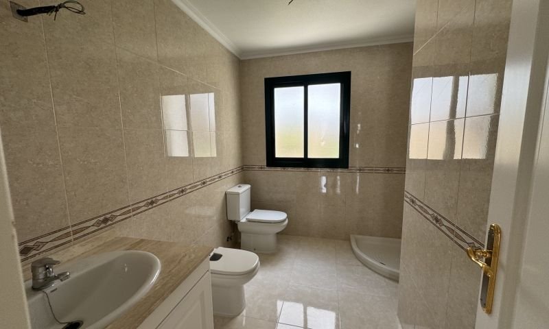 Bright top-floor apartment with 2 bedrooms and 2 bathrooms in an exclusive urbanization