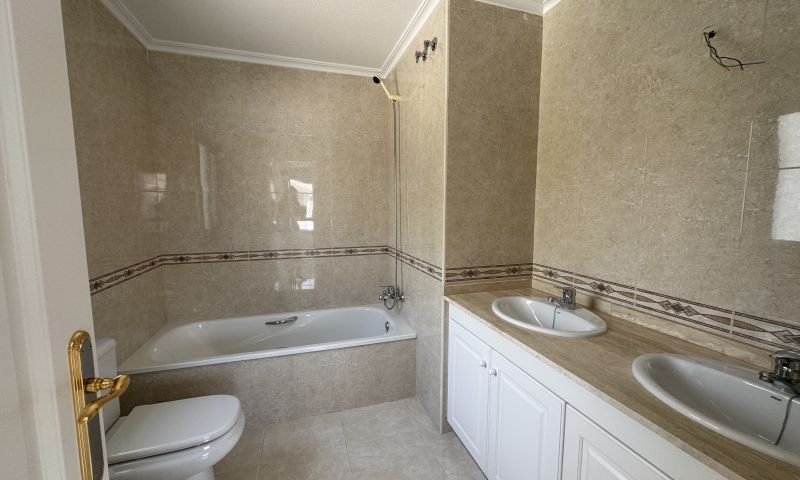 Bright top-floor apartment with 2 bedrooms and 2 bathrooms in an exclusive urbanization