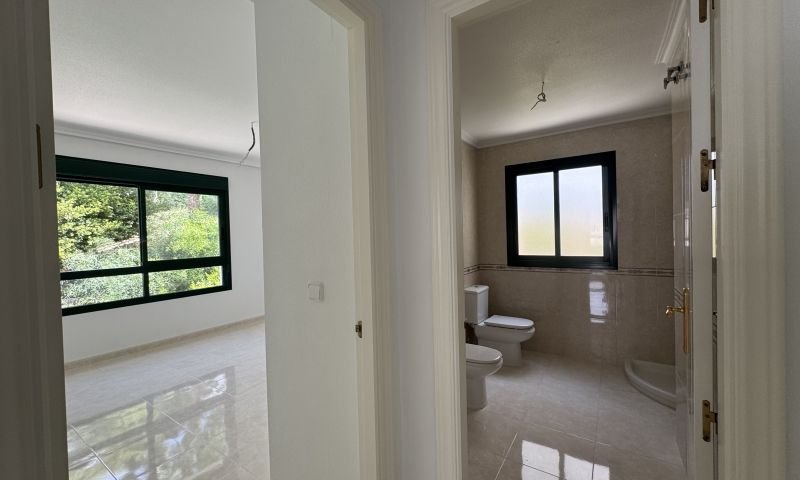 Bright top-floor apartment with 2 bedrooms and 2 bathrooms in an exclusive urbanization