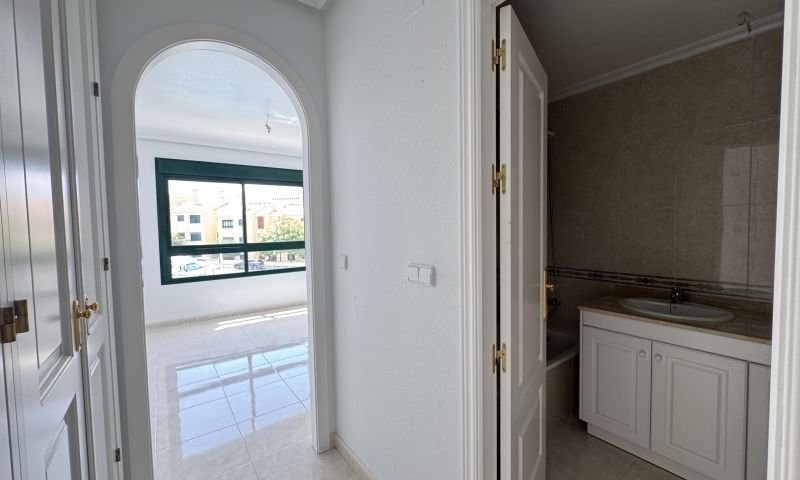 Bright top-floor apartment with 2 bedrooms and 2 bathrooms in an exclusive urbanization