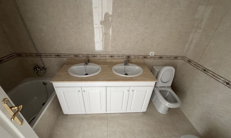 Bright top-floor apartment with 2 bedrooms and 2 bathrooms in an exclusive urbanization