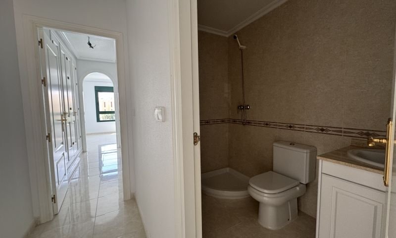 Bright top-floor apartment with 2 bedrooms and 2 bathrooms in an exclusive urbanization