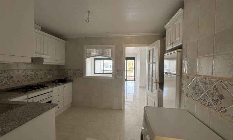 Bright top-floor apartment with 2 bedrooms and 2 bathrooms in an exclusive urbanization