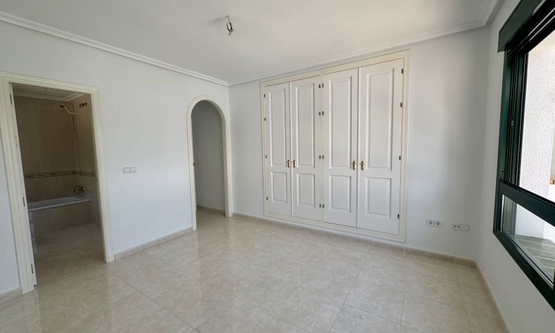Bright top-floor apartment with 2 bedrooms and 2 bathrooms in an exclusive urbanization