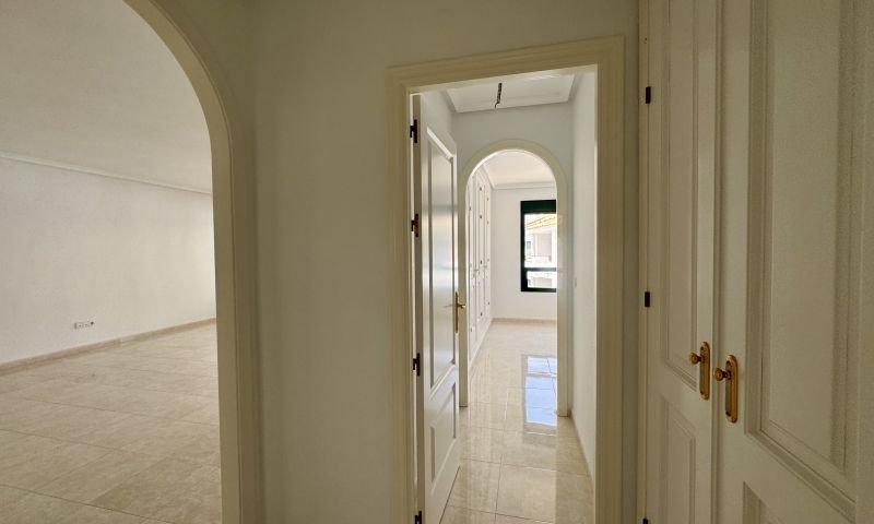 Bright top-floor apartment with 2 bedrooms and 2 bathrooms in an exclusive urbanization