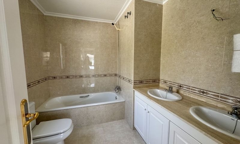 Bright top-floor apartment with 2 bedrooms and 2 bathrooms in an exclusive urbanization