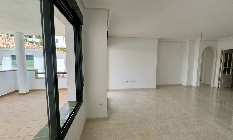 Bright top-floor apartment with 2 bedrooms and 2 bathrooms in an exclusive urbanization