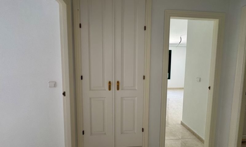 Bright top-floor apartment with 2 bedrooms and 2 bathrooms in an exclusive urbanization