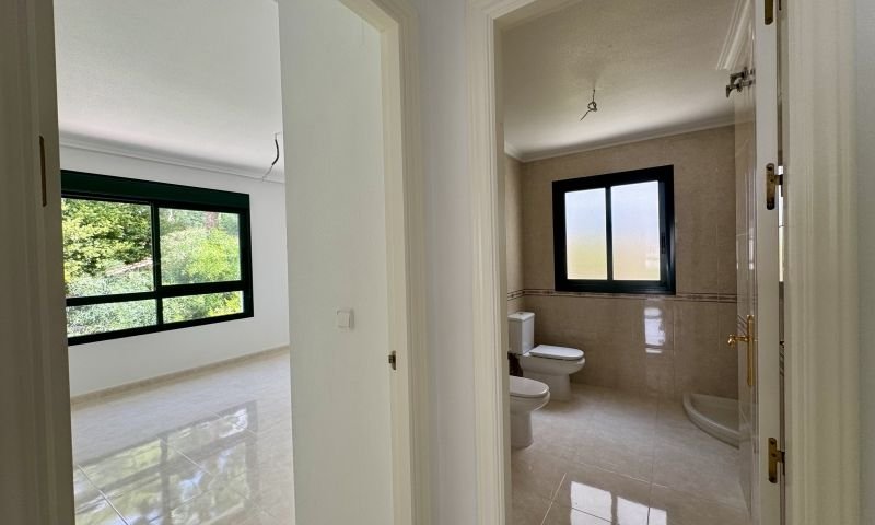 Bright top-floor apartment with 2 bedrooms and 2 bathrooms in an exclusive urbanization