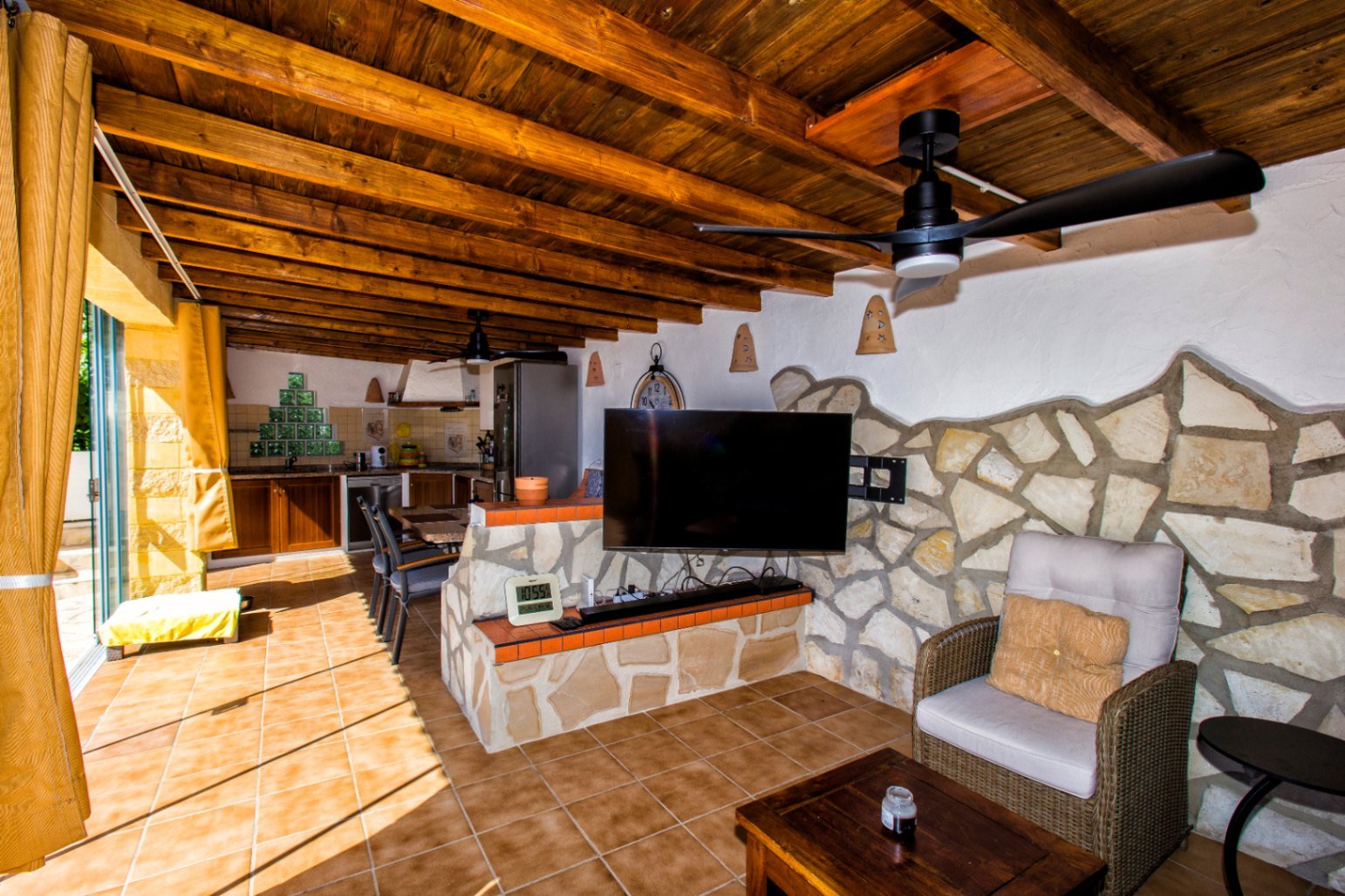 Spacious villa with 5 bedrooms, 3 bathrooms, guest WC and private pool