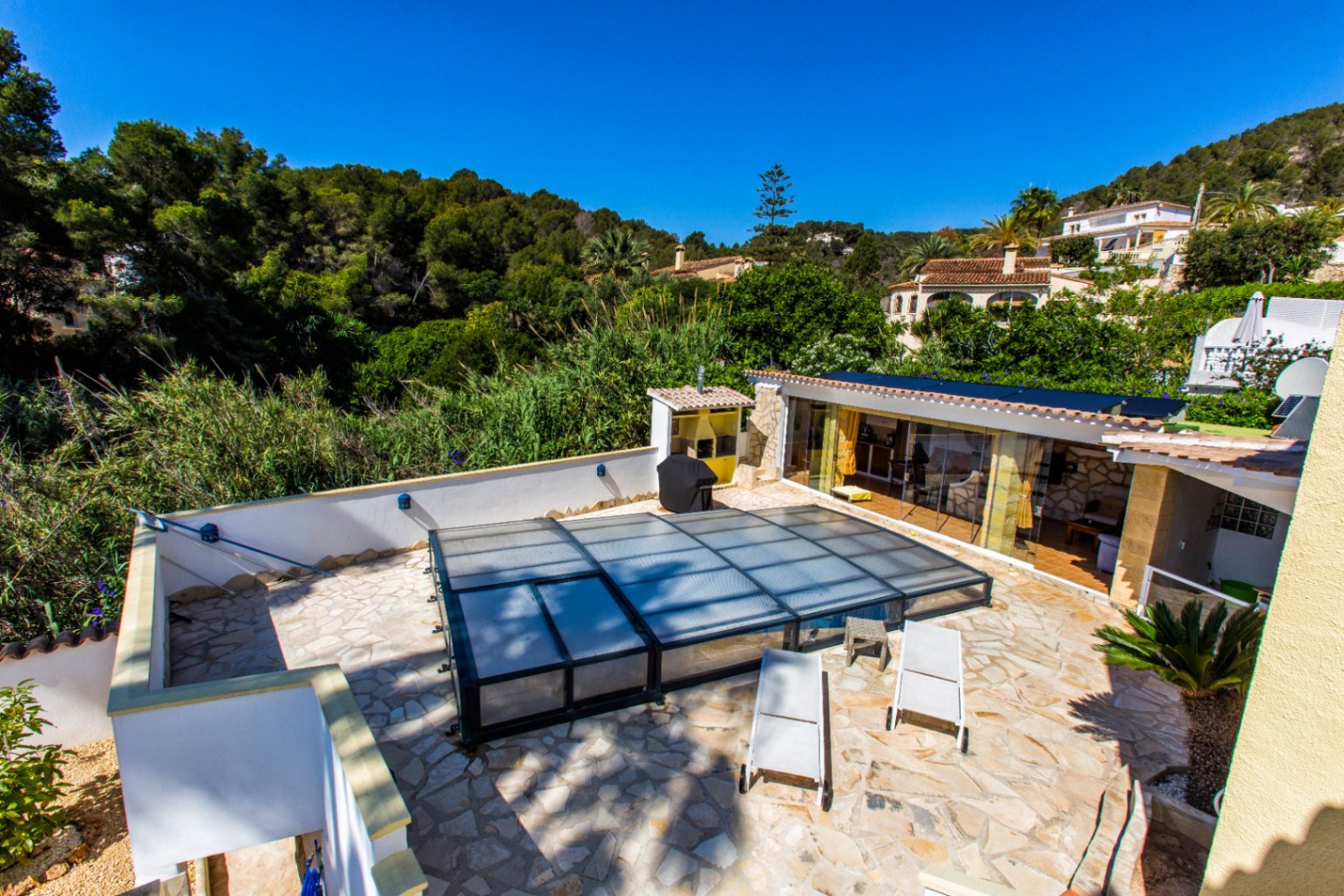 Spacious villa with 5 bedrooms, 3 bathrooms, guest WC and private pool