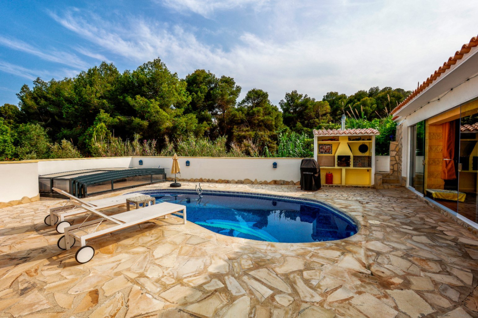 Spacious villa with 5 bedrooms, 3 bathrooms, guest WC and private pool